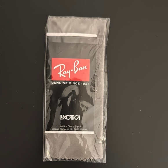 Ray-Ban Black Wayfarer Sunglasses - Picture 9 of 9